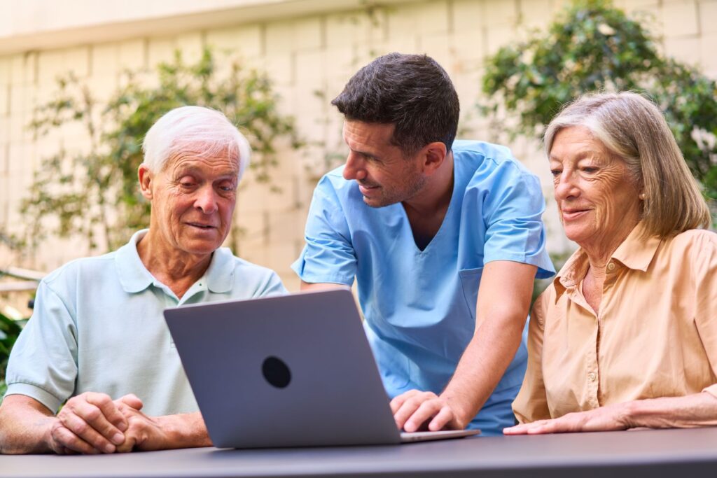 professionnel de santé conseillant un couple de seniors sur le séjour en SSR